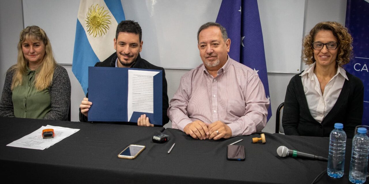 Río Tercero: Ferrer firmó un convenio para impulsar la terminalidad educativa