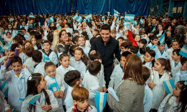 Río Tercero: Ferrer tomó la Promesa de Lealtad a la Bandera Nacional a alumnos de cuarto grado