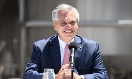 El Presidente toma la promesa de lealtad a la bandera a alumnos de escuelas públicas