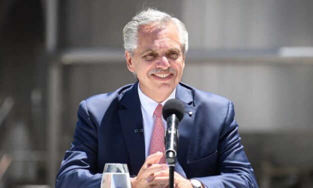 El Presidente toma la promesa de lealtad a la bandera a alumnos de escuelas públicas