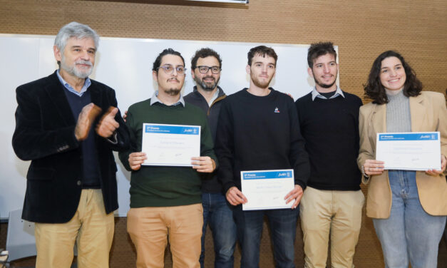 Premian a estudiantes que digitalizaron el archivo de Abuelas
