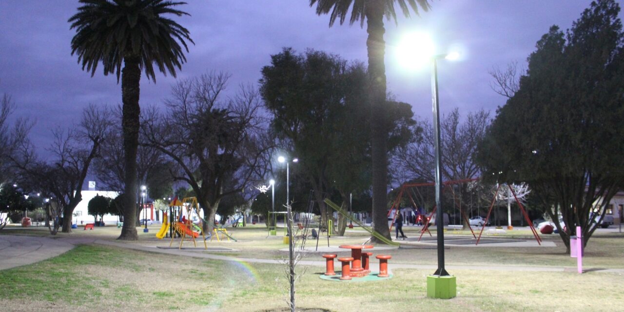 Alcira Gigena: inauguraron nuevas luces y juegos en plaza General Roca