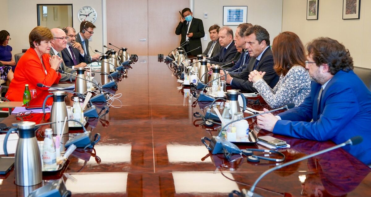 El Gobierno pagará los vencimientos al FMI con recursos de la CAF y yuanes