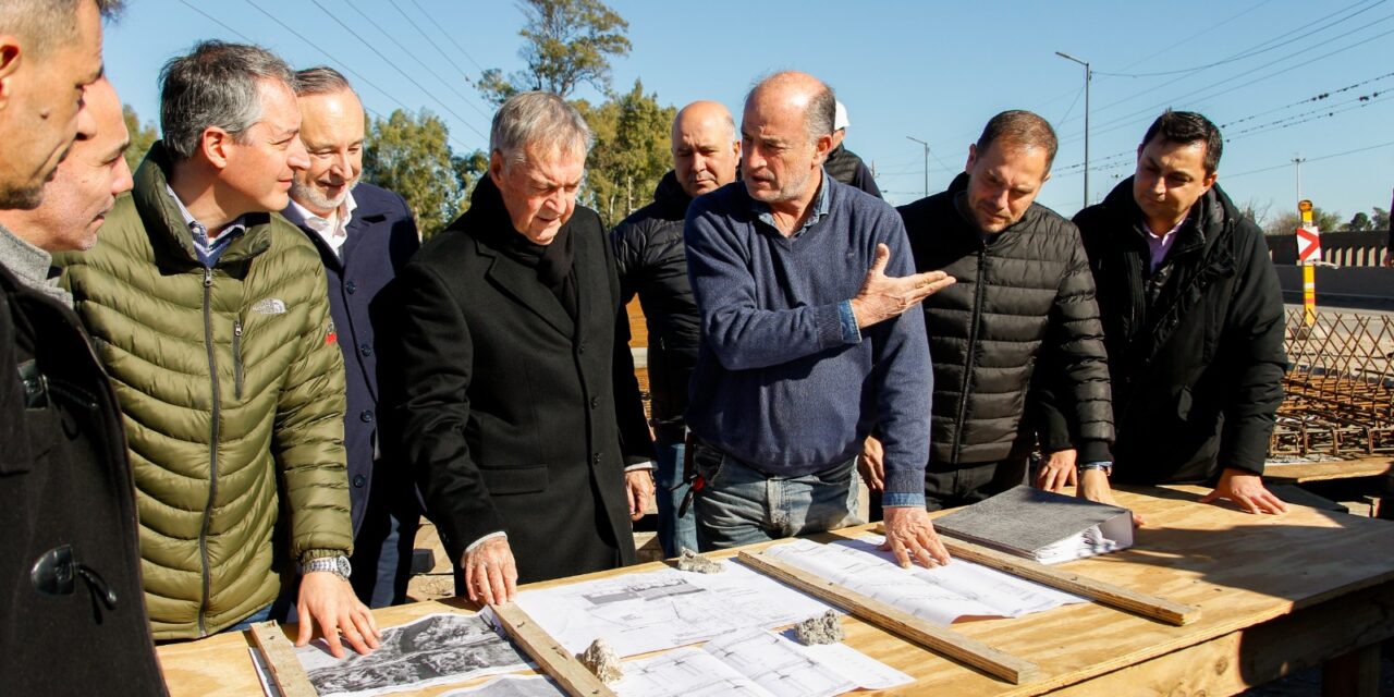 Villa María: Gill y Schiaretti supervisaron la ampliación del puente carretero en ruta provincial 2