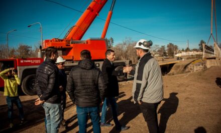 Río Tercero: avanzan los trabajos para la colocación de la nueva pasarela del balneario