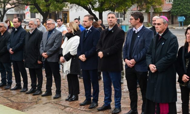 Villa María: Gill encabezó el acto en el 207° aniversario de la Independencia