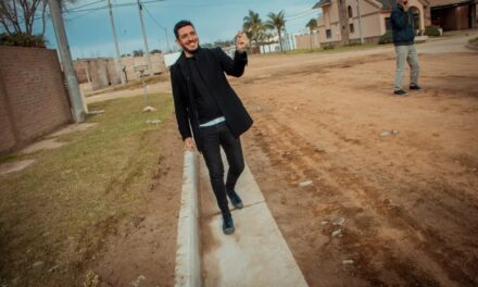 Río Tercero: El Intendente Ferrer recorrió la obra de cordón cuneta en barrio Villa Zoila