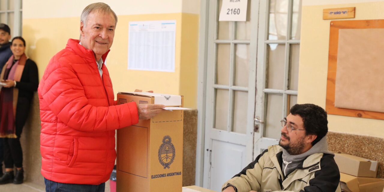 Juan Schiaretti emitió su voto y destacó que es el único candidato del interior del país