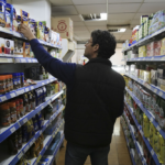 El Indec reveló que los salarios de marzo se ubicaron por debajo de la inflación del tercer mes de 2025