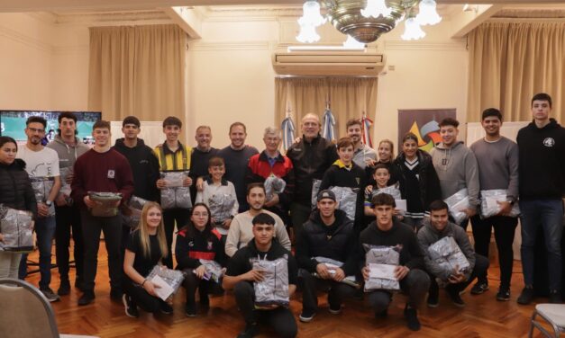 Villa María: el municipio entregó becas a 25 deportistas en el marco del programa «El Deporte Sos Vos»