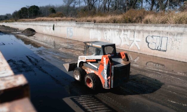 Río Cuarto: El EMOS trabaja en la limpieza de los desagües de AJEPROC
