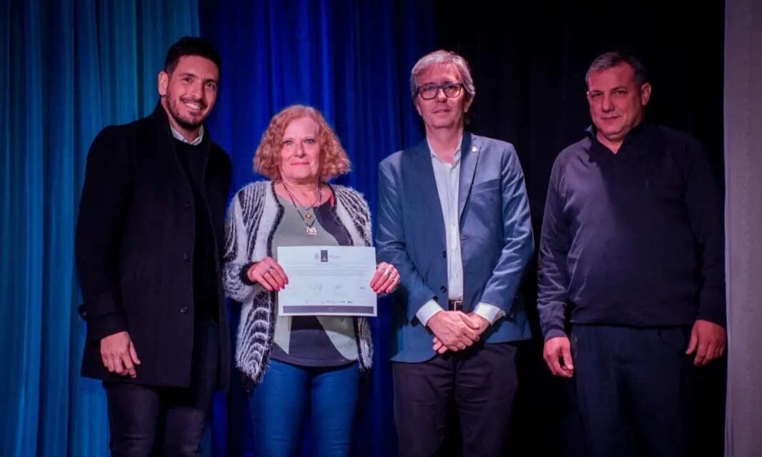 Río Tercero: Ferrer entregó certificados a egresados de los cursos de la Universidad Popular