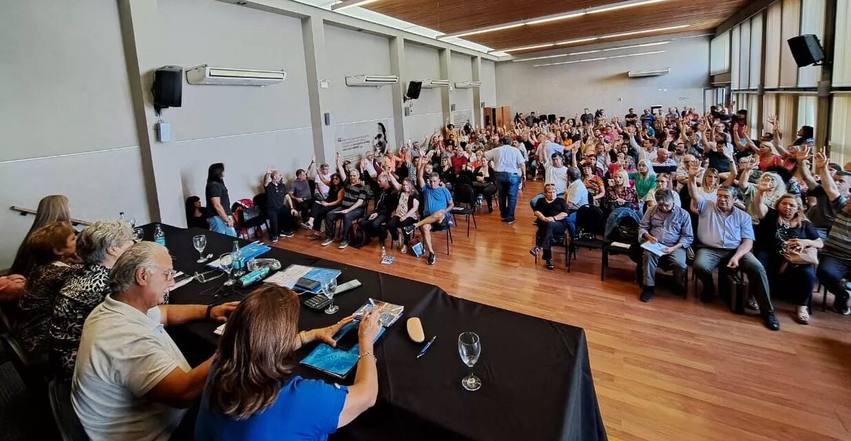 Docentes definen si aceptan o rechazan la oferta salarial de la Provincia