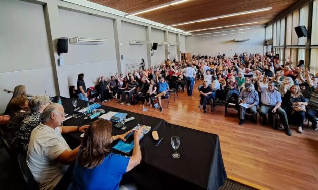 Docentes definen si aceptan o rechazan la oferta salarial de la Provincia
