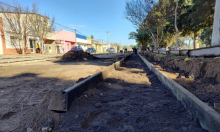 Huinca Renancó: Avanza la obra de cordón cuneta en calle Eva Duarte