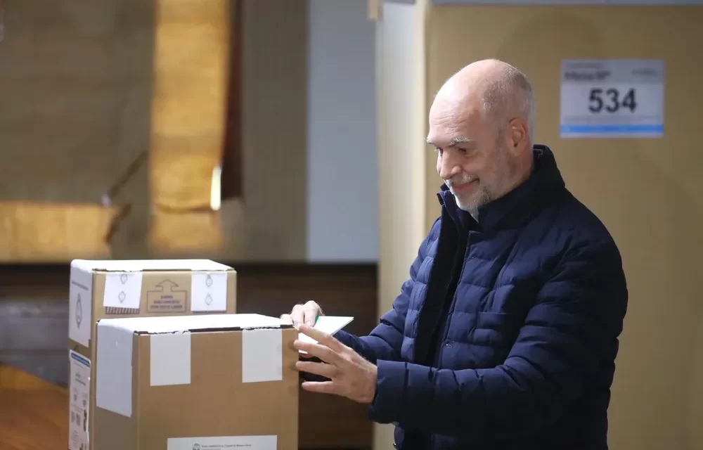 «Le pido a la gente que vote en paz y por la paz», afirmó Larreta al votar