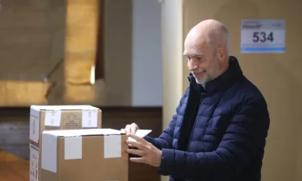 «Le pido a la gente que vote en paz y por la paz», afirmó Larreta al votar
