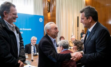 Massa prometió defender «el valor de la ciencia y la investigación como generación de recursos»