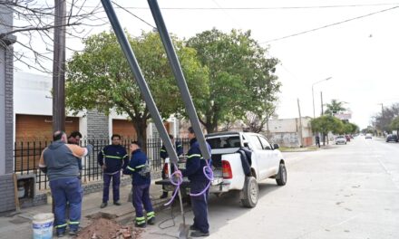 Villa María: más de 20 nuevas luminarias se suman a la calle Vélez Sarsfield