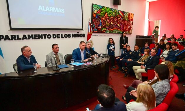 Villa María: Gill y el ministro Julián López entregaron 40 pulsadores de alarmas comunitarias