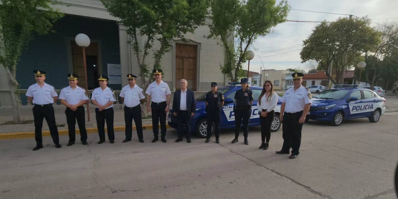 Entregaron dos nuevos móviles policiales en Huinca Renancó