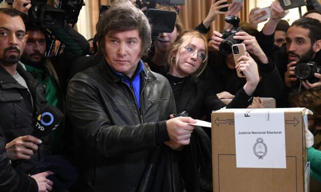 En medio de un tumulto, votó Milei y se retiró sin hablar con la prensa