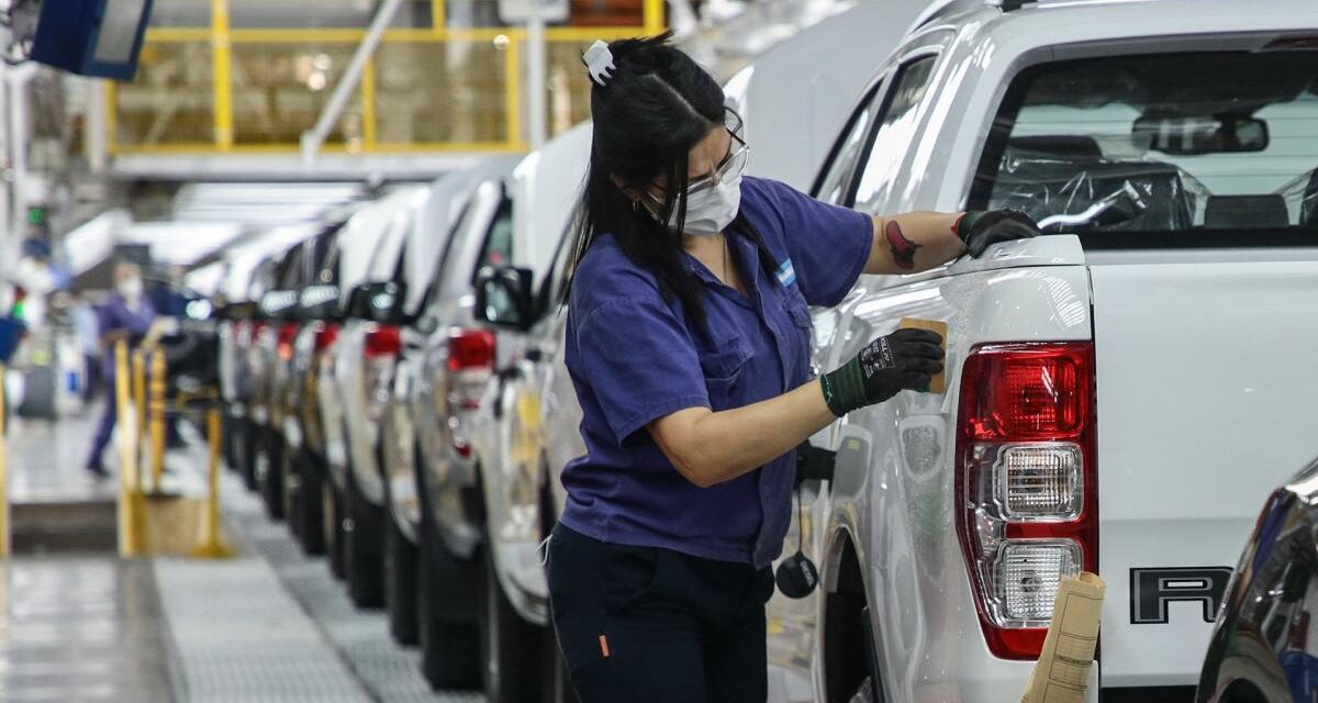 La actividad industrial retrocedió 3,1% interanual y subió 0,5% respecto a julio