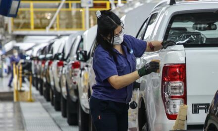 La actividad industrial retrocedió 3,1% interanual y subió 0,5% respecto a julio