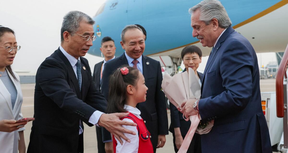 Fernández llegó a China y se reunió con representantes de una empresa fabricante de baterías de litio