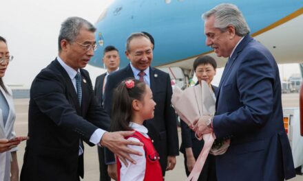 Fernández llegó a China y se reunió con representantes de una empresa fabricante de baterías de litio