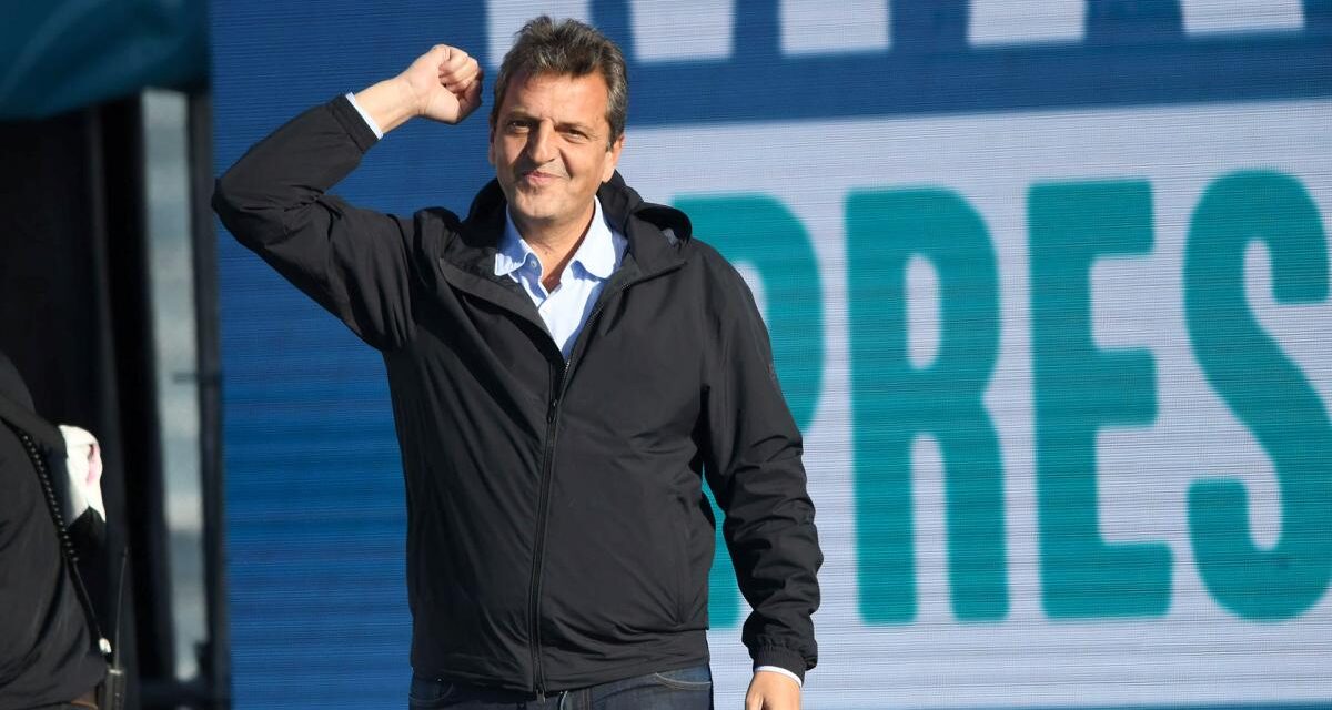 Massa cierra su campaña en una fábrica para contar «qué país empieza en diciembre»