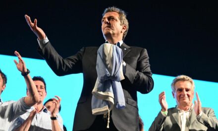 Gran elección de Massa, con 36,7%, que superó a Milei, estancado en 29,99%. Habrá segunda vuelta en noviembre