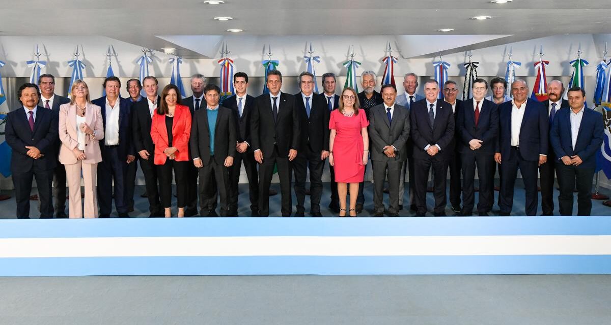 Massa consiguió el respaldo de 19 gobernadores de distintos espacios políticos