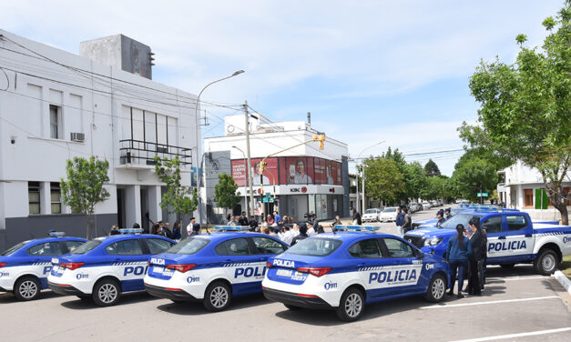 López entregó nuevos móviles policiales para el sur provincial