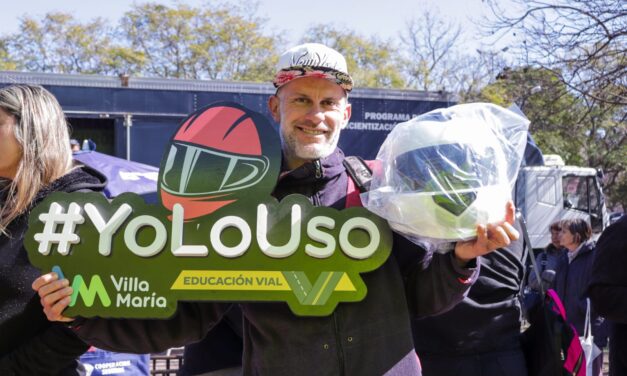 Villa María: Entregaron más de 100 cascos a motociclistas en plaza Independencia