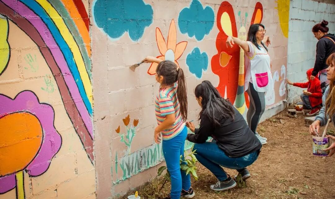 Río Tercero: alumnos de la escuela «Armando Rótulo» pintaron murales en su patio