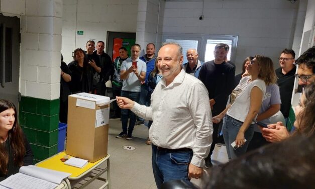 Elecciones en Villa María Eduardo Accastello emitió su voto en el colegio El Caminante