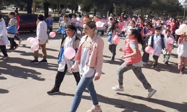 Huinca Renancó: Alumnos y docentes marcharon por el Octubre Rosa