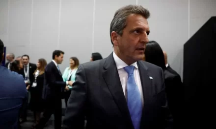 Massa, a las petroleras: «Si el martes a la noche no está resuelto, no van a poder sacar un barco»