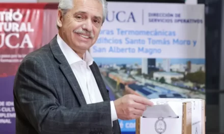Votó Fernández y destacó la importancia de las elecciones a 40 años de democracia
