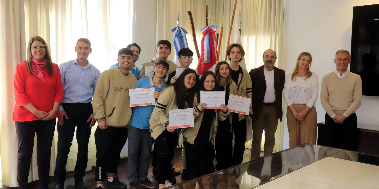 Villa Carlos Paz: El Intendente reconoció a alumnos que participaron de olimpiadas nacionales e internacionales