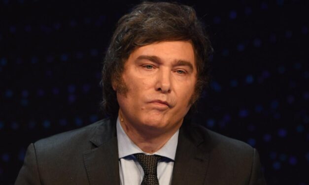 Tras el debate y de madrugada, Milei usó las redes para cuestionar a Massa