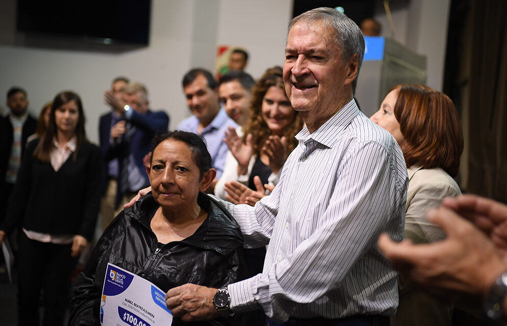 Schiaretti entregó 600 créditos del Banco de la Gente