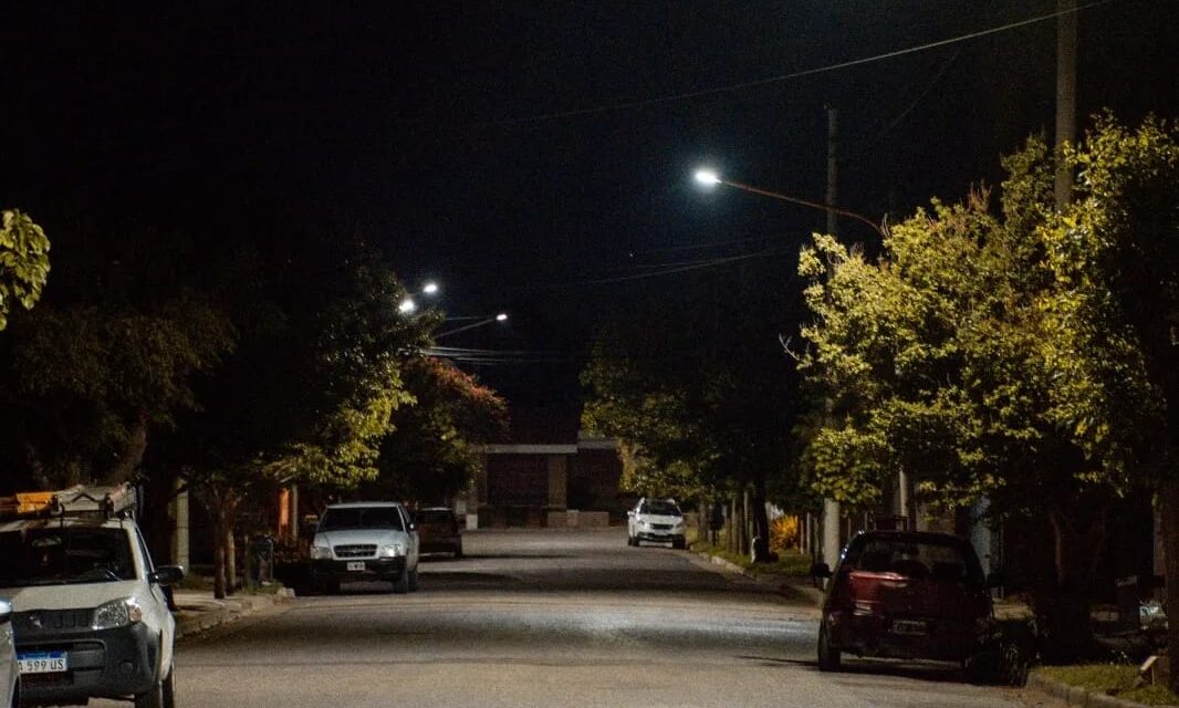Río Tercero: avanza la colocación de luminarias LED