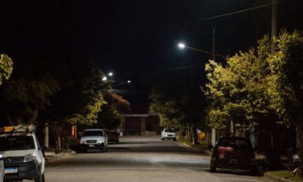 Río Tercero: avanza la colocación de luminarias LED