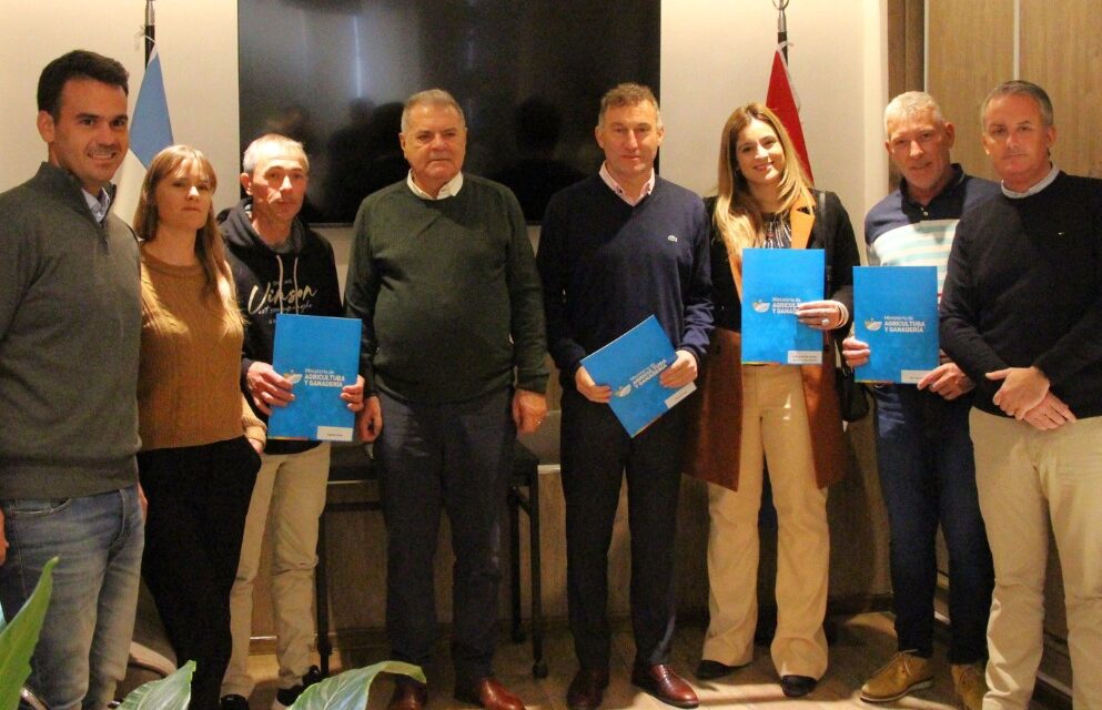 Busso entregó créditos a productores apícolas y ganaderos