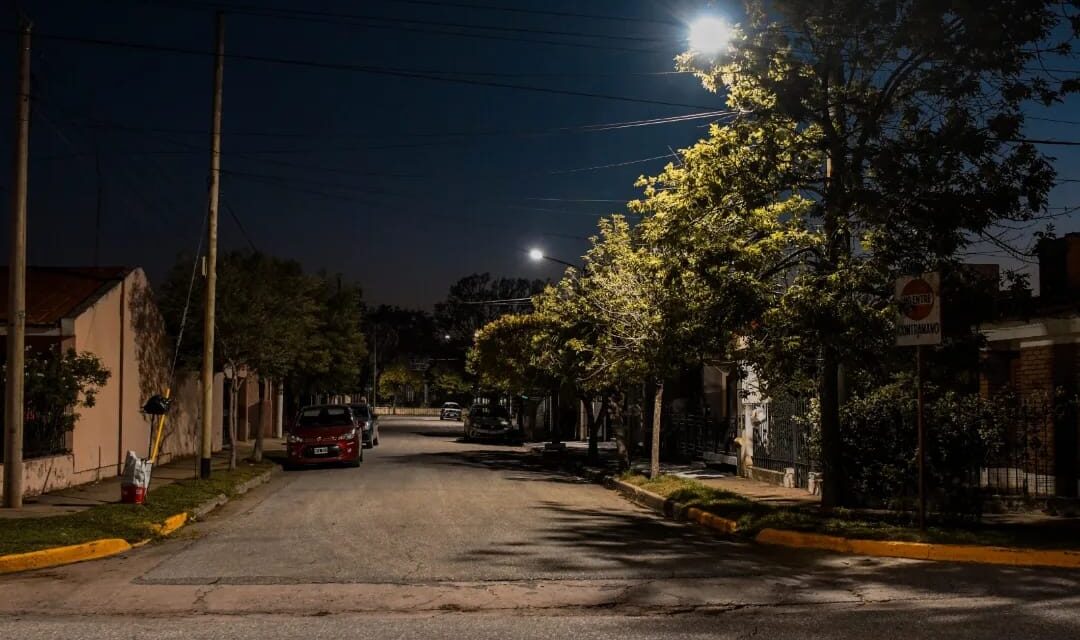 Río Tercero: culminó la colocación de luminarias led en barrio Las Violetas
