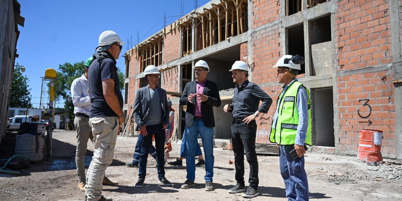 Gill y Graglia recorrieron las obras Procrear que dotarán al conglomerado de 200 nuevas viviendas
