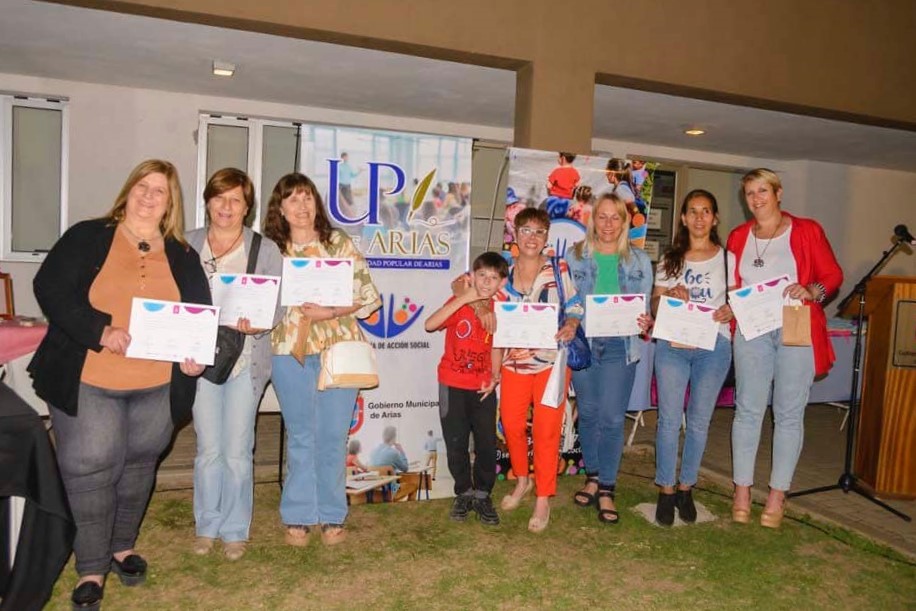 Arias: realizaron la entrega de diplomas de la Universidad Popular