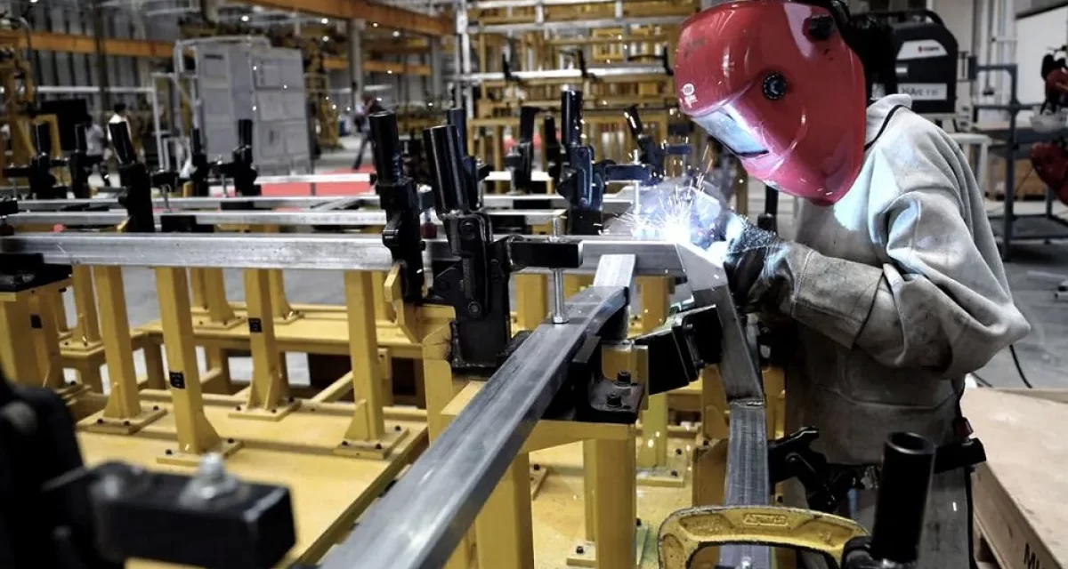 Baja interanual del 3,6% en la actividad industrial y del 4,5% en la construcción